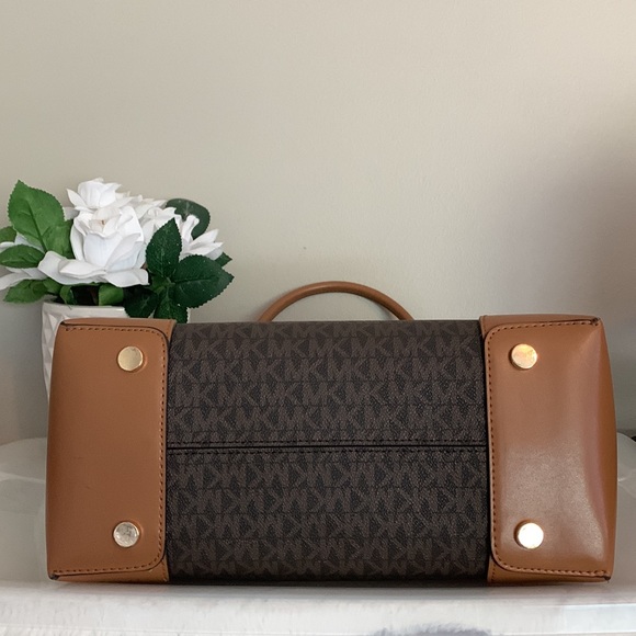 Michael Kors Mercer Gallery Medium Center Zip Tote - Picture 11 of 12